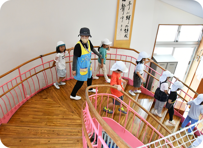 グループ活動をする子どもたち